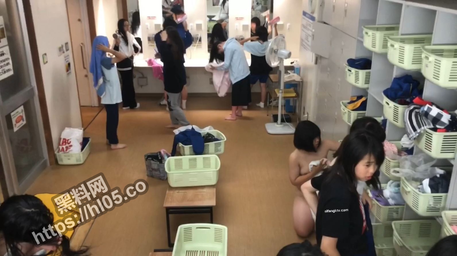 1592X893