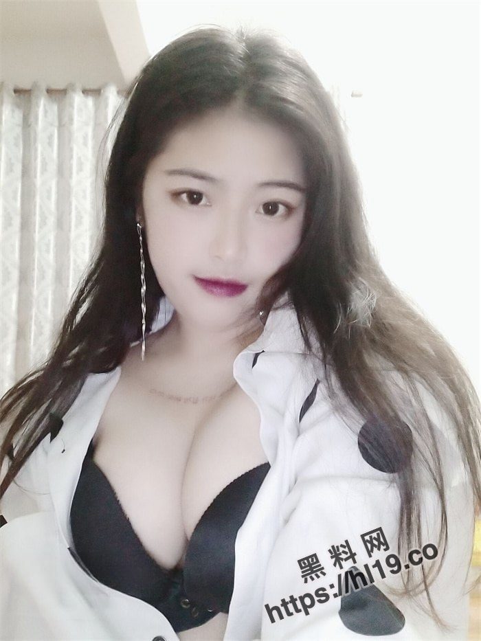700X933