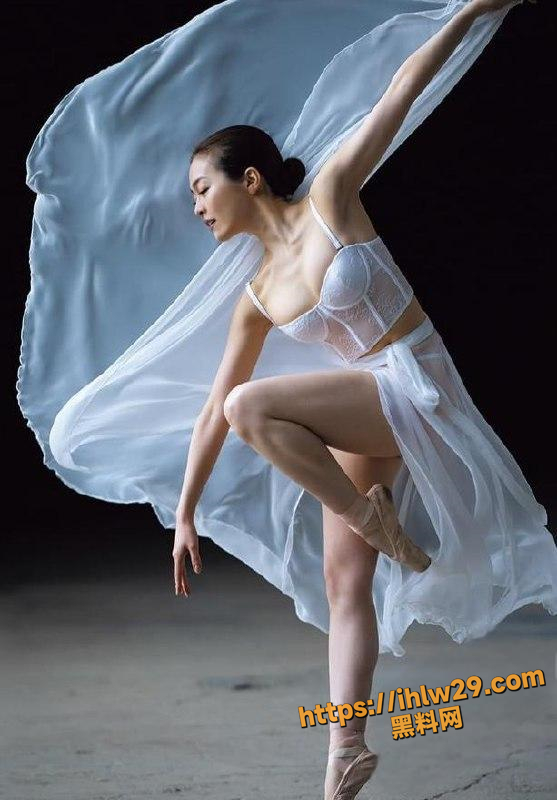 557X800
