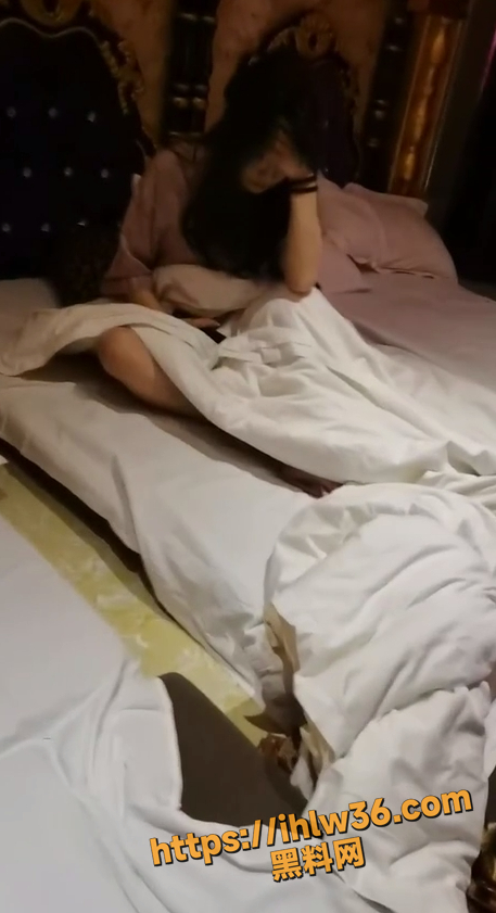 457X841