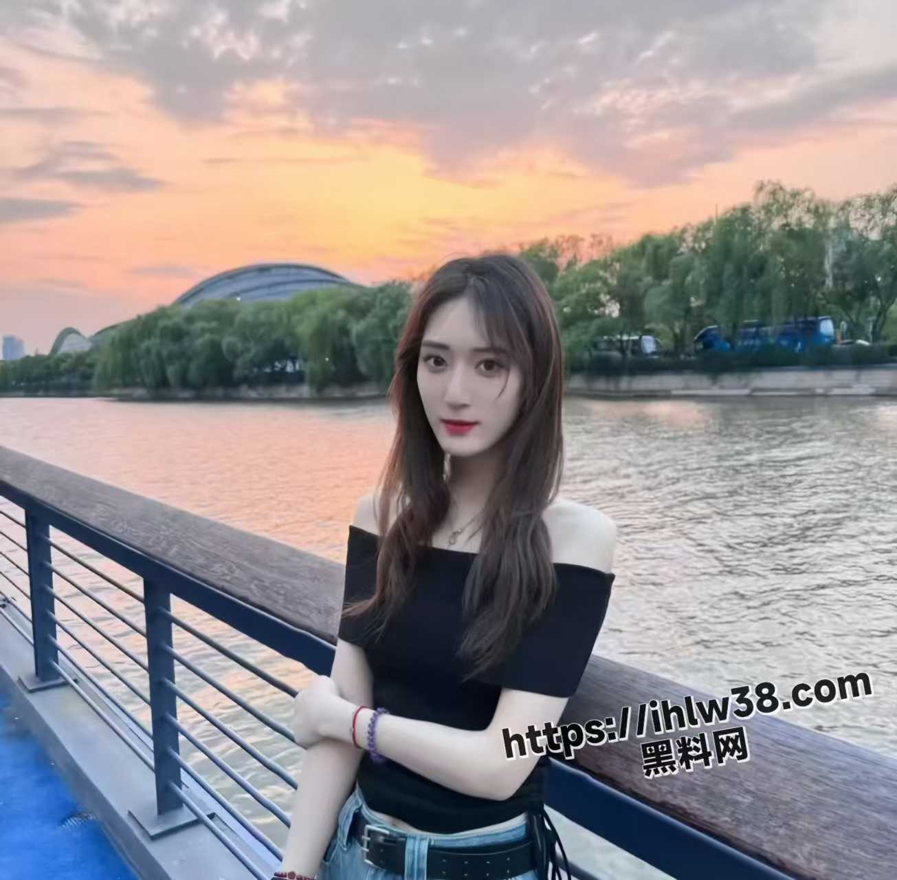 1305X1279