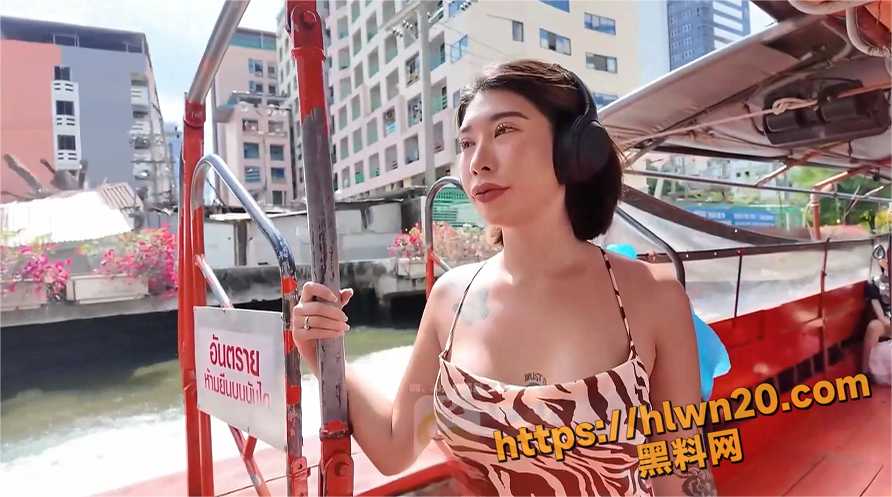 892X497