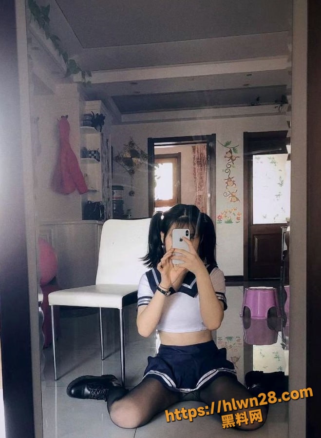 659X898