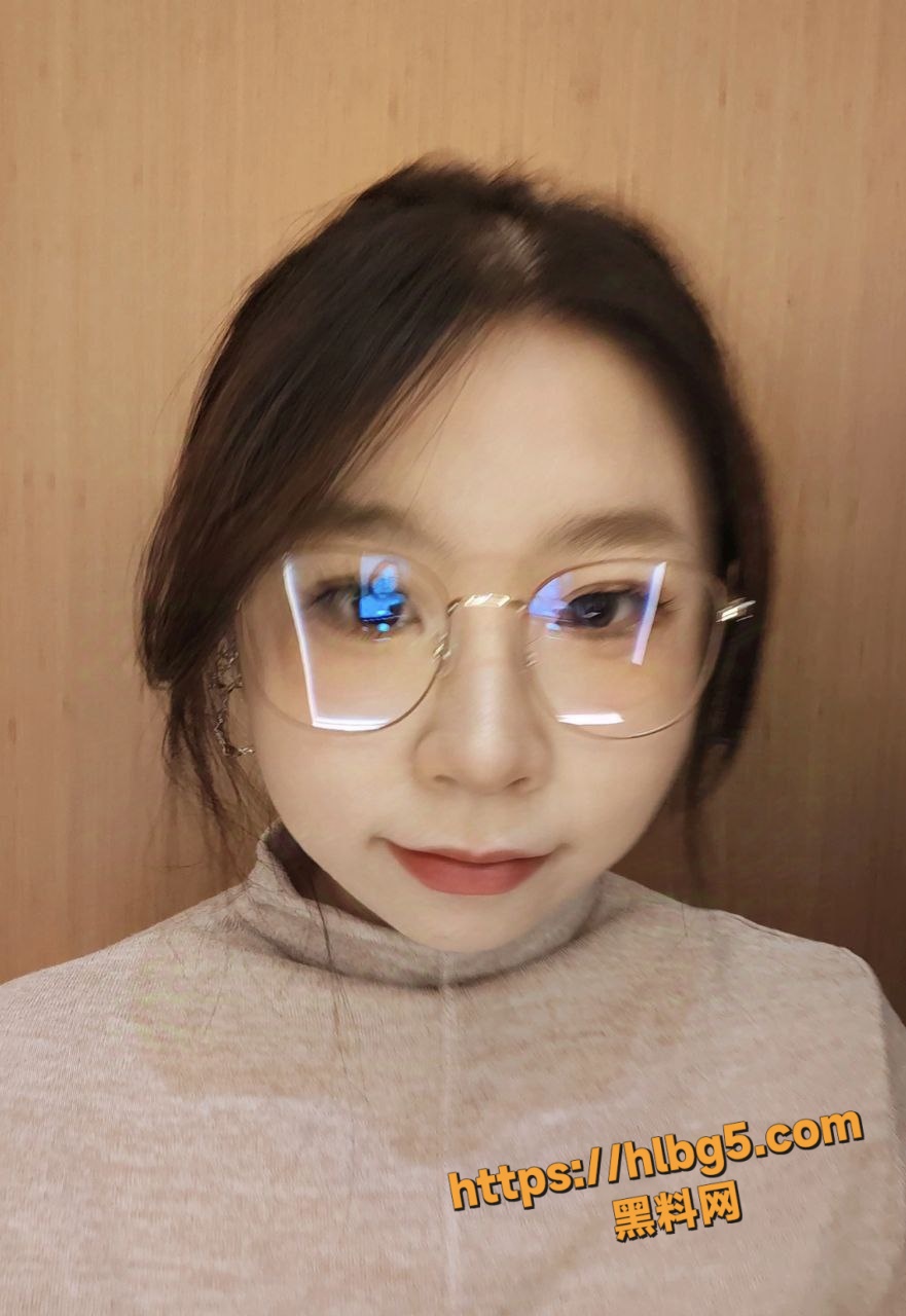 881X1280