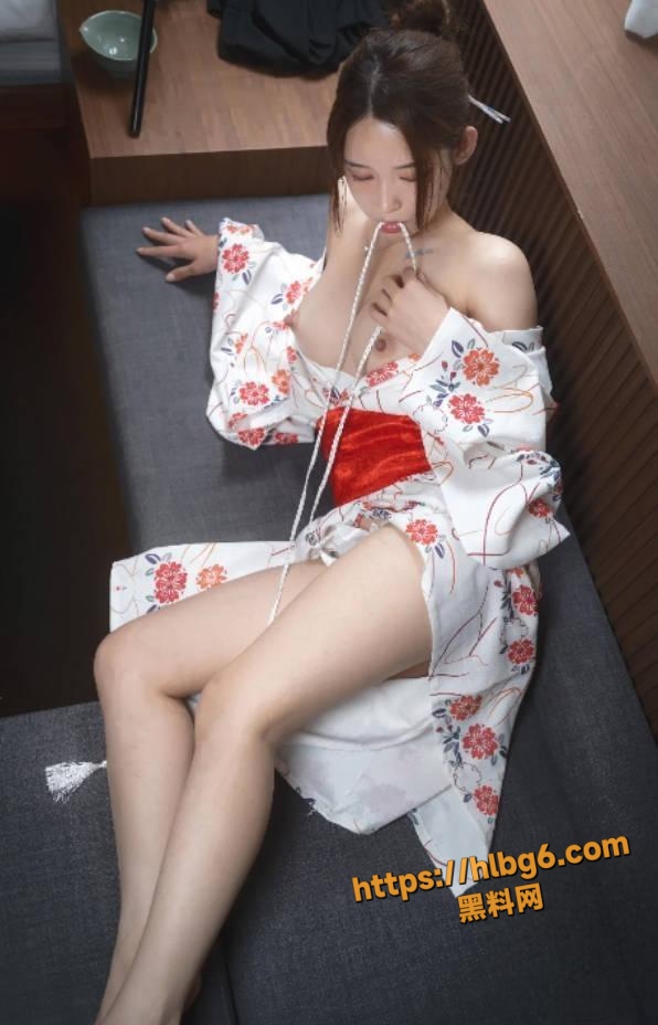 596X928