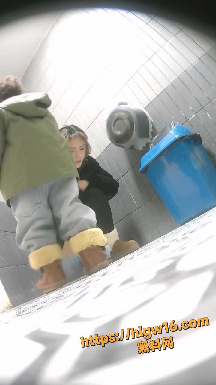 (商场正面)偷拍年轻美眉尿尿有几个颜值不错的小妹妹制服妹肥B大鲍鱼.mp420250920163729.274