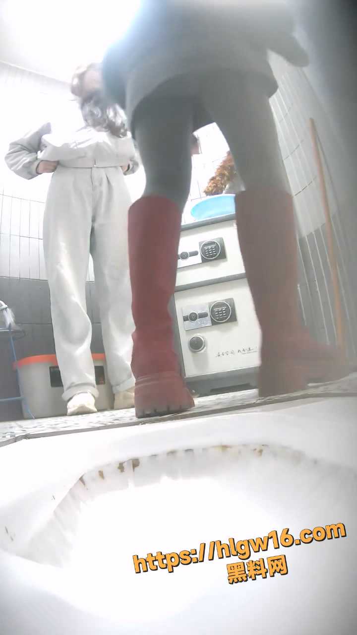 (商场正面)偷拍年轻美眉尿尿有几个颜值不错的小妹妹制服妹肥B大鲍鱼.mp420250920163656.054