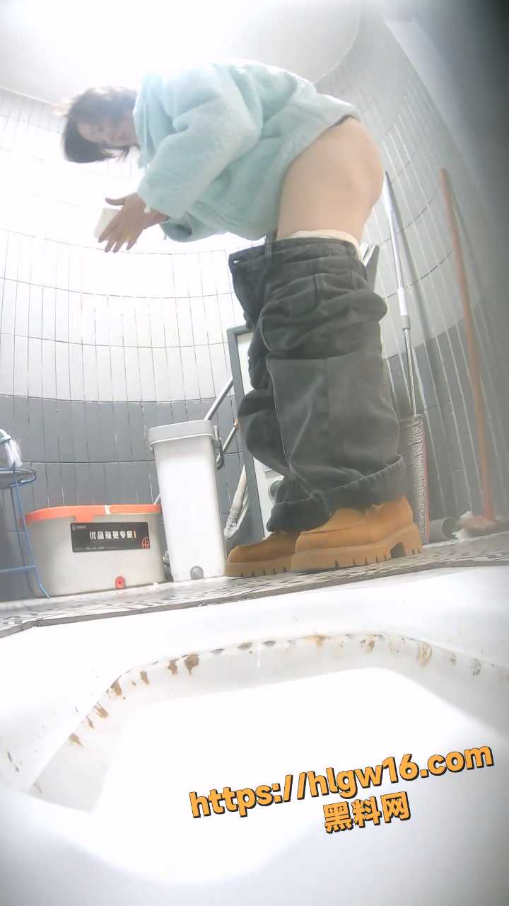 (商场正面)偷拍年轻美眉尿尿有几个颜值不错的小妹妹制服妹肥B大鲍鱼.mp420250920163701.048