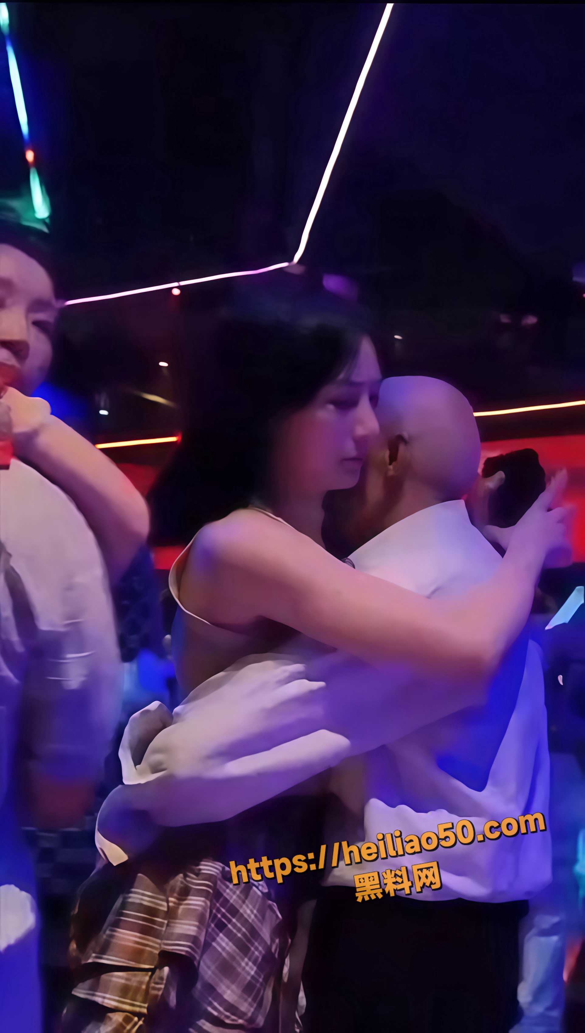大爷与美女共舞视频流出3