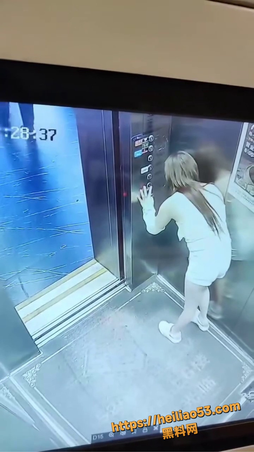 小区电梯小仙女随地小便1