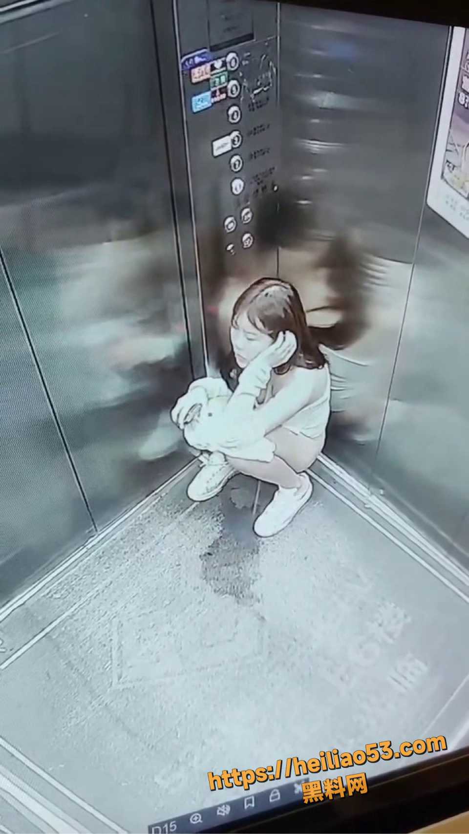 小仙女尿尿手机掉尿里3