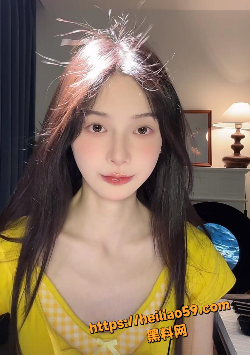 抖音一只海螺弯腰走光2