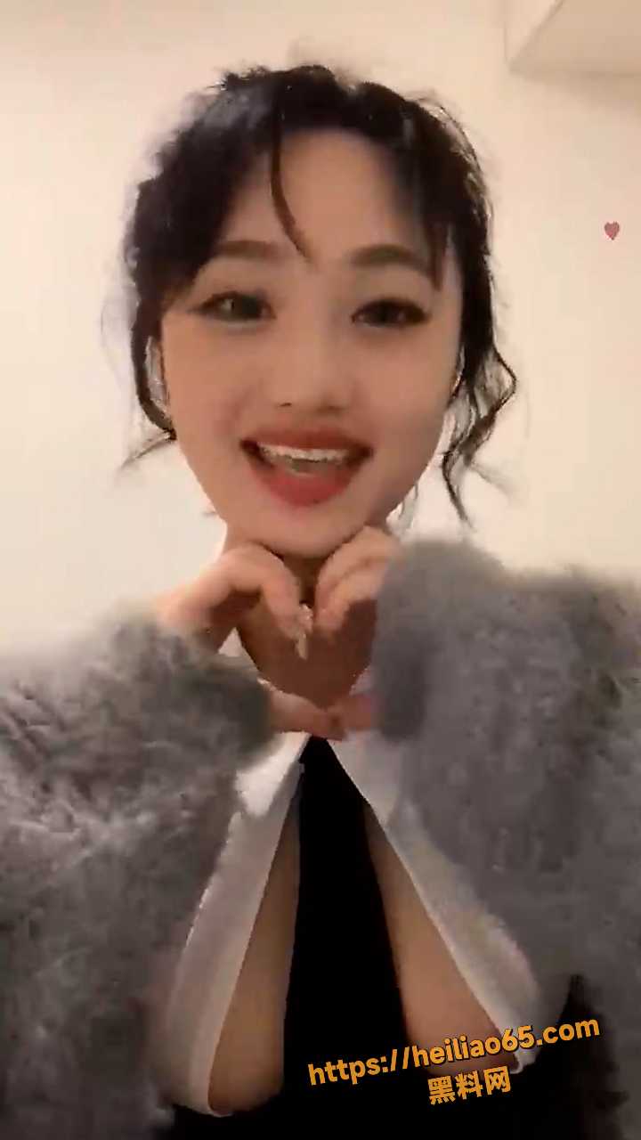 快手巨乳萌妹 莉莉子 直播大尺度骚舞!脱衣裸舞揉奶 直播全过程 用户求瓜