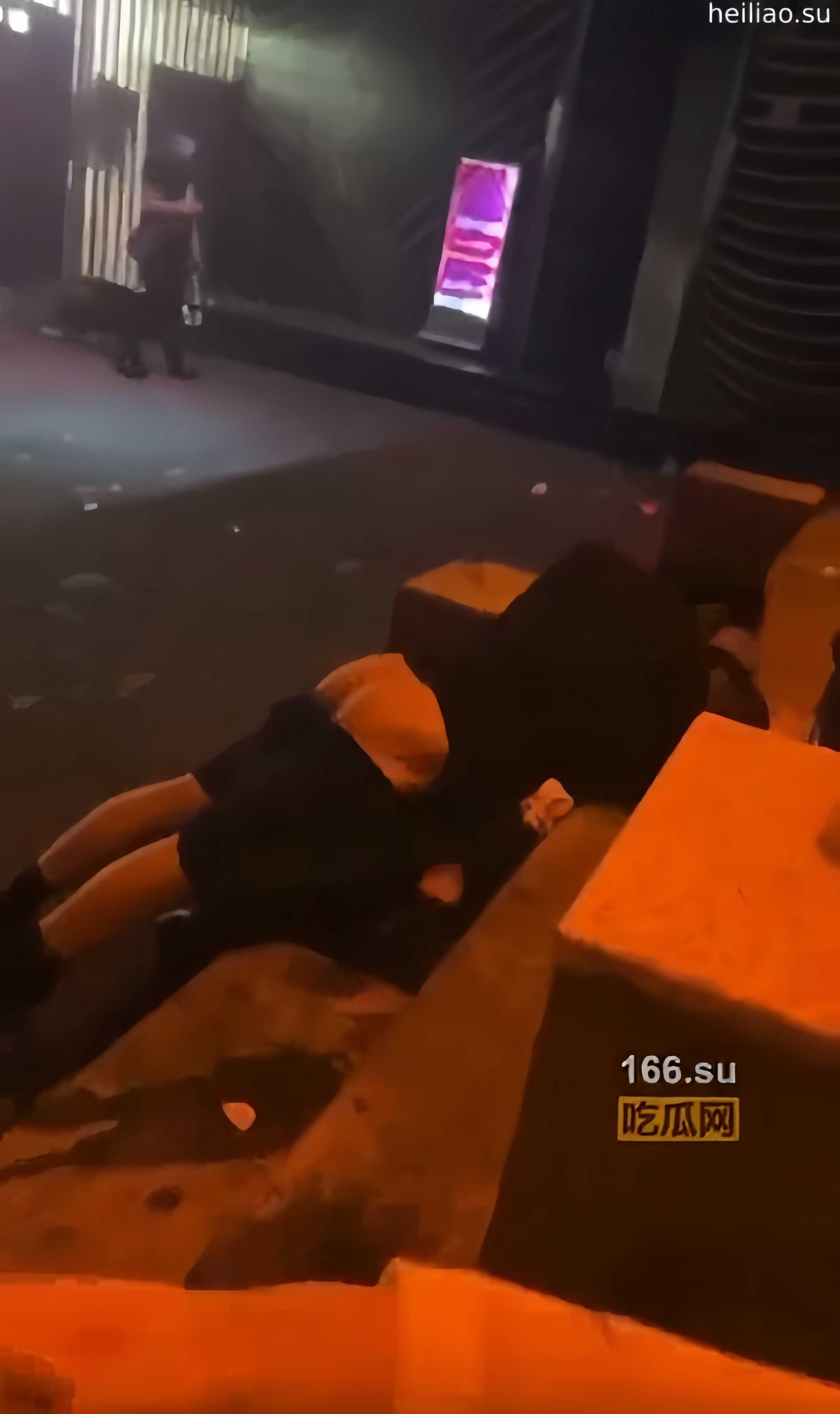 男子酒吧门口被抓