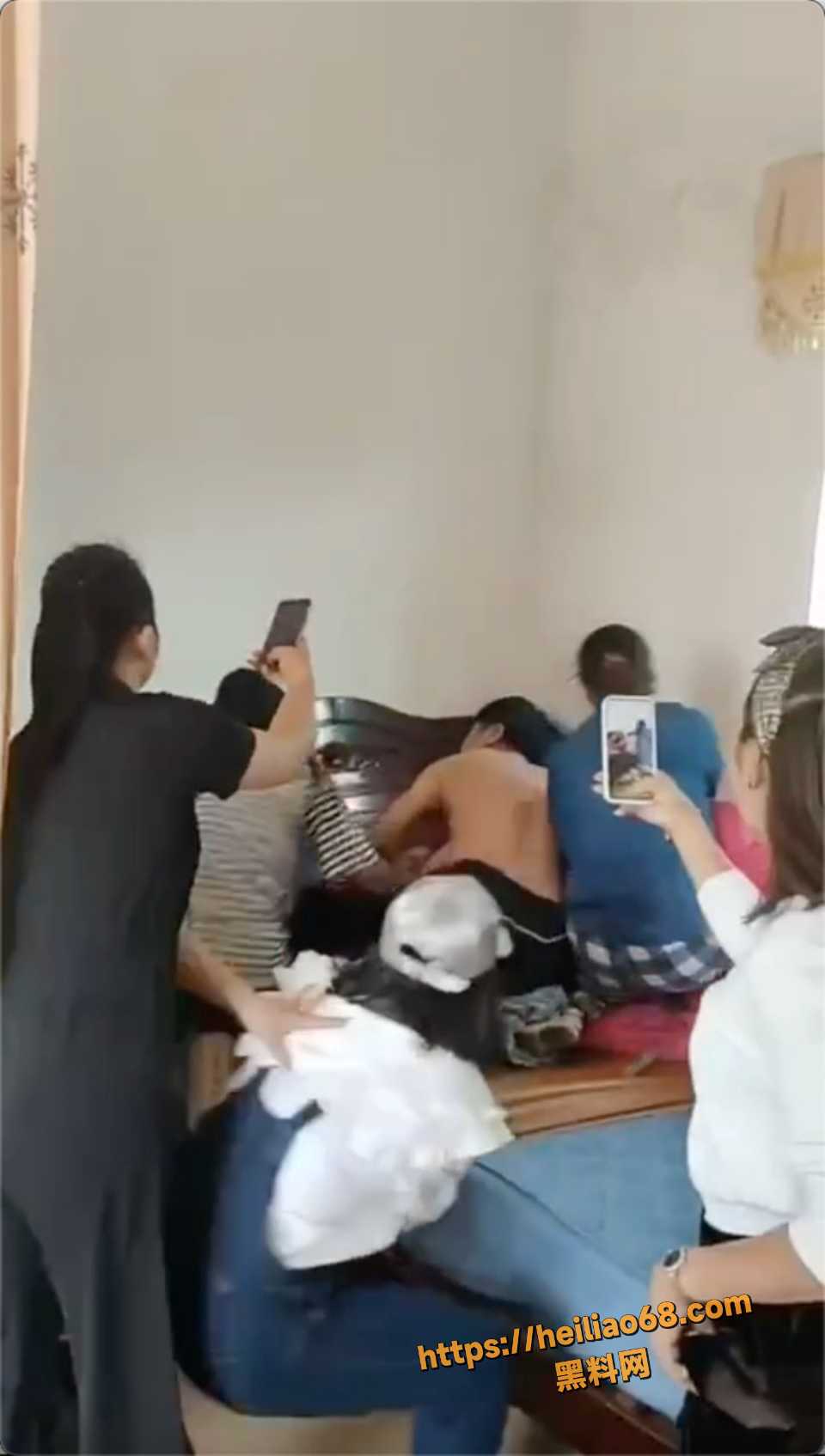 深圳床上抓奸小三被拉地狂揍视频1