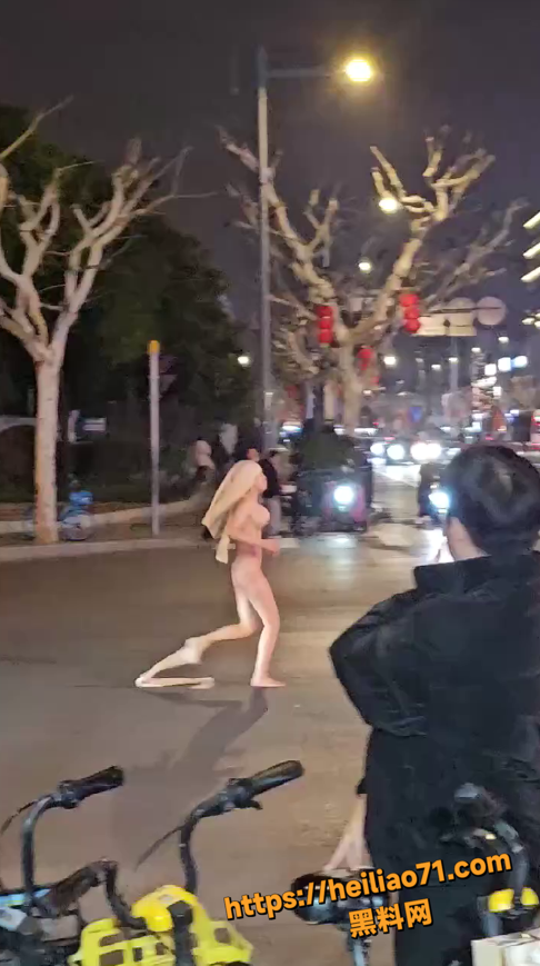 上海美女裸奔现场视频1