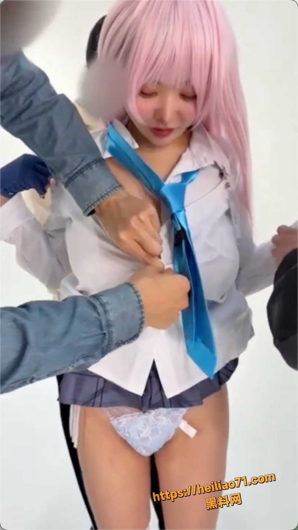日本cos展会乙叶啦啦被摄影师轮上视频2