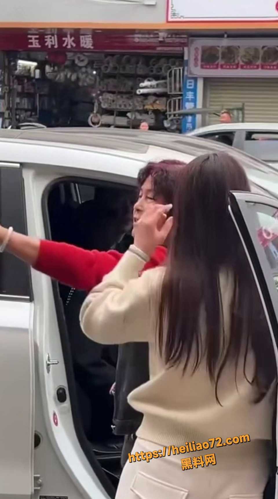 母女街头抓奸现场9