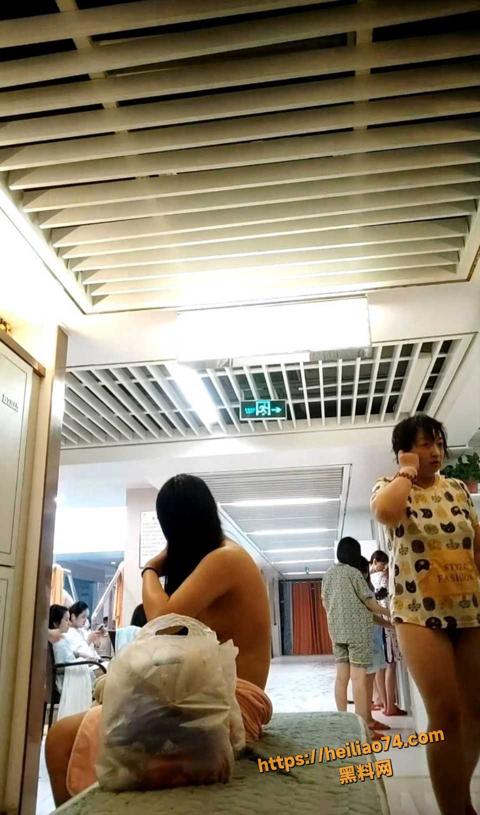 猥琐女偷拍女更衣室视频5