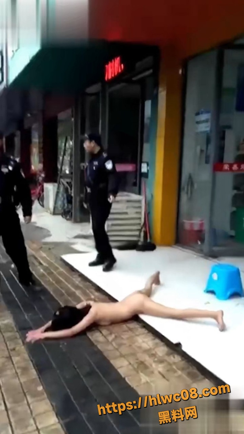 顶级反差婊街头裸奔自慰5