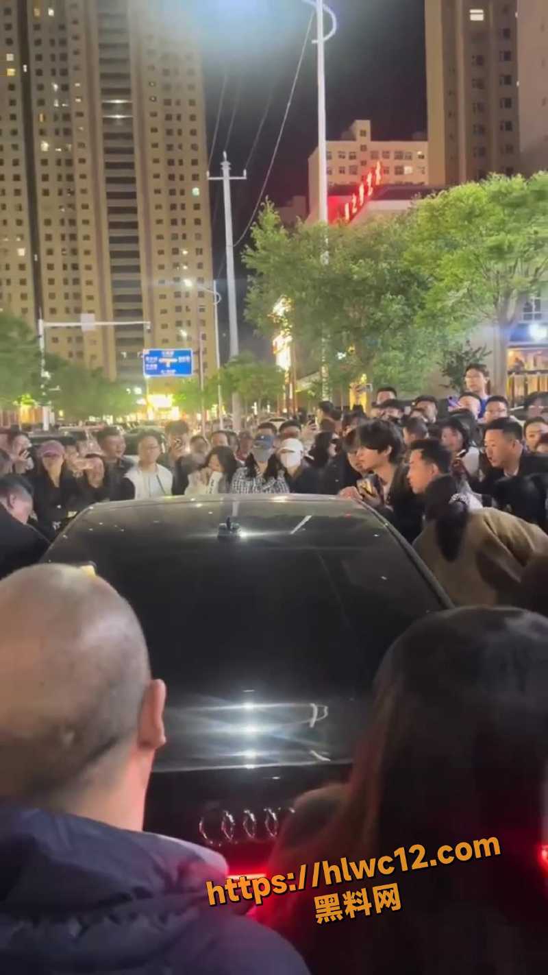 陇西男子开车带小三被堵3