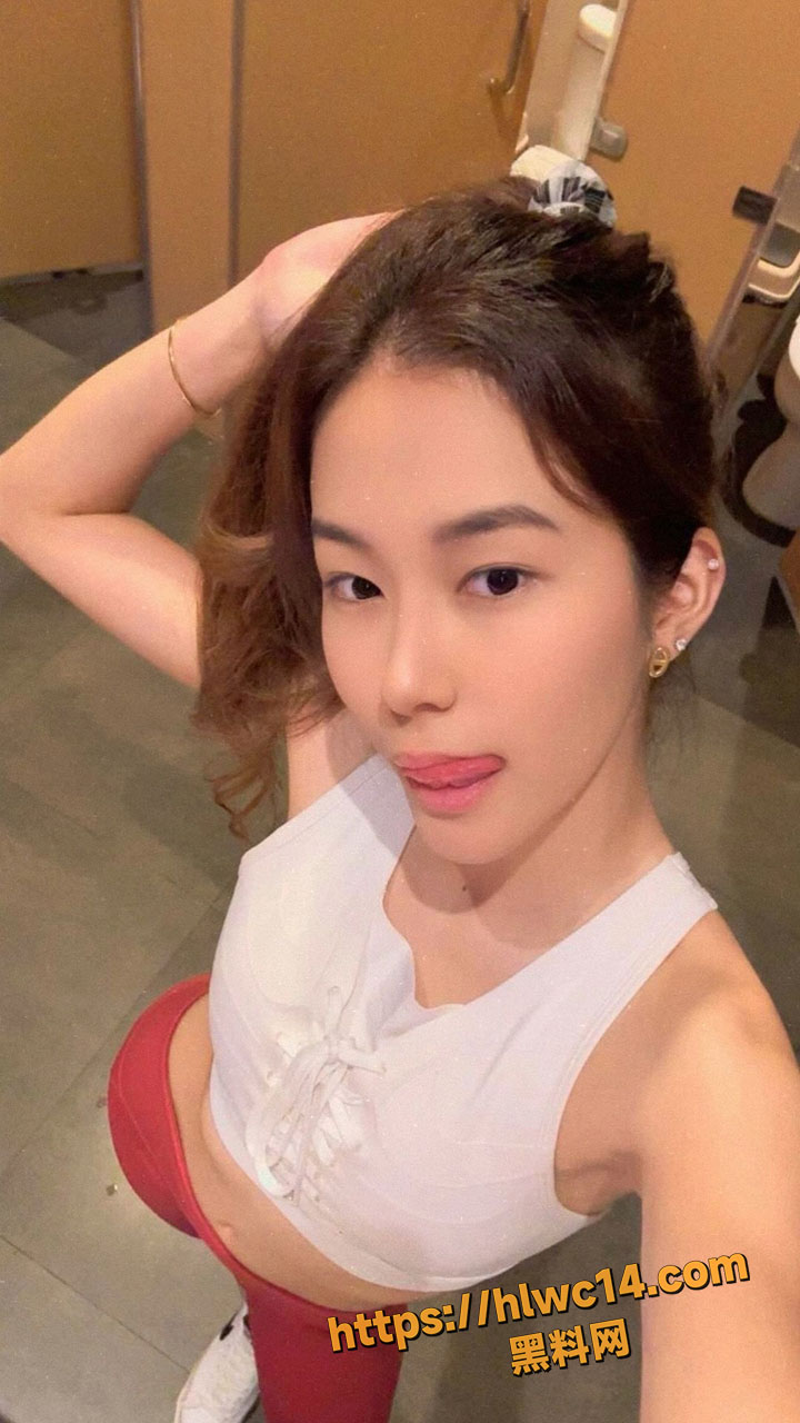 混血高颜值小网美Gabriella Yang 前男友自拍私密性爱视频泄露 床上跪舔深喉眼神迷离 被按在床上疯狂打桩图1