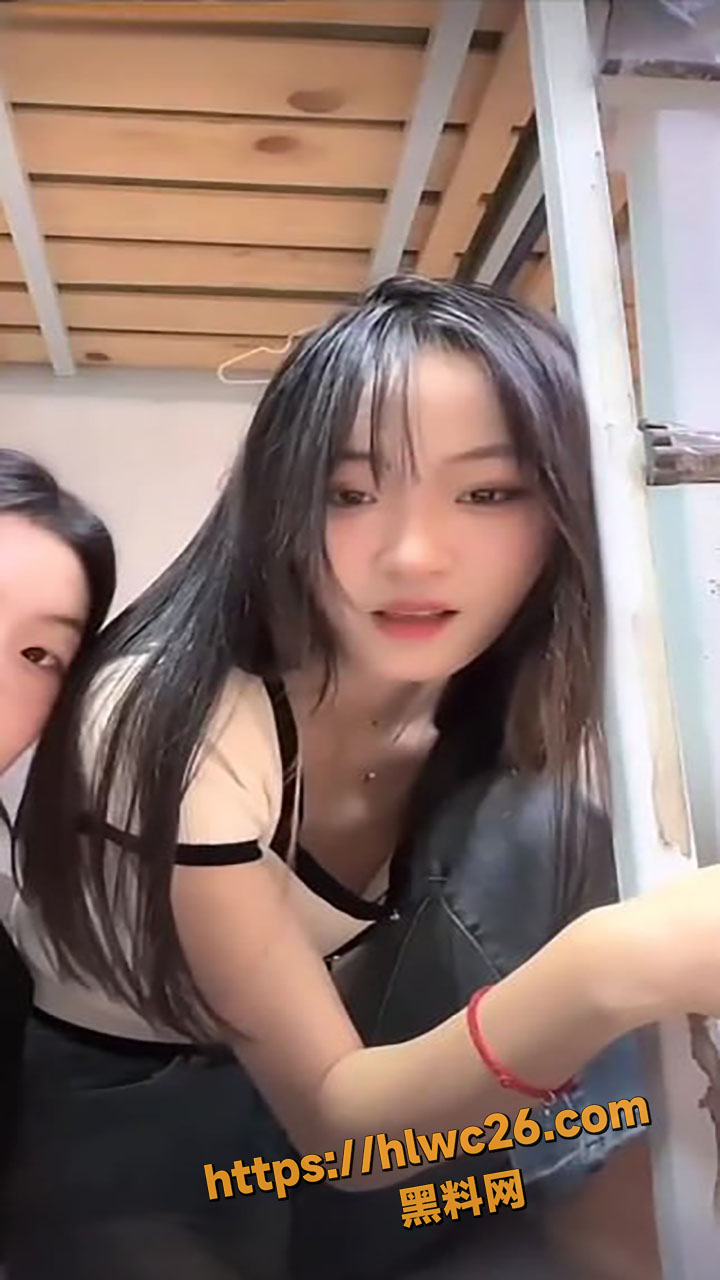 抖音直播间美女闪现走光1