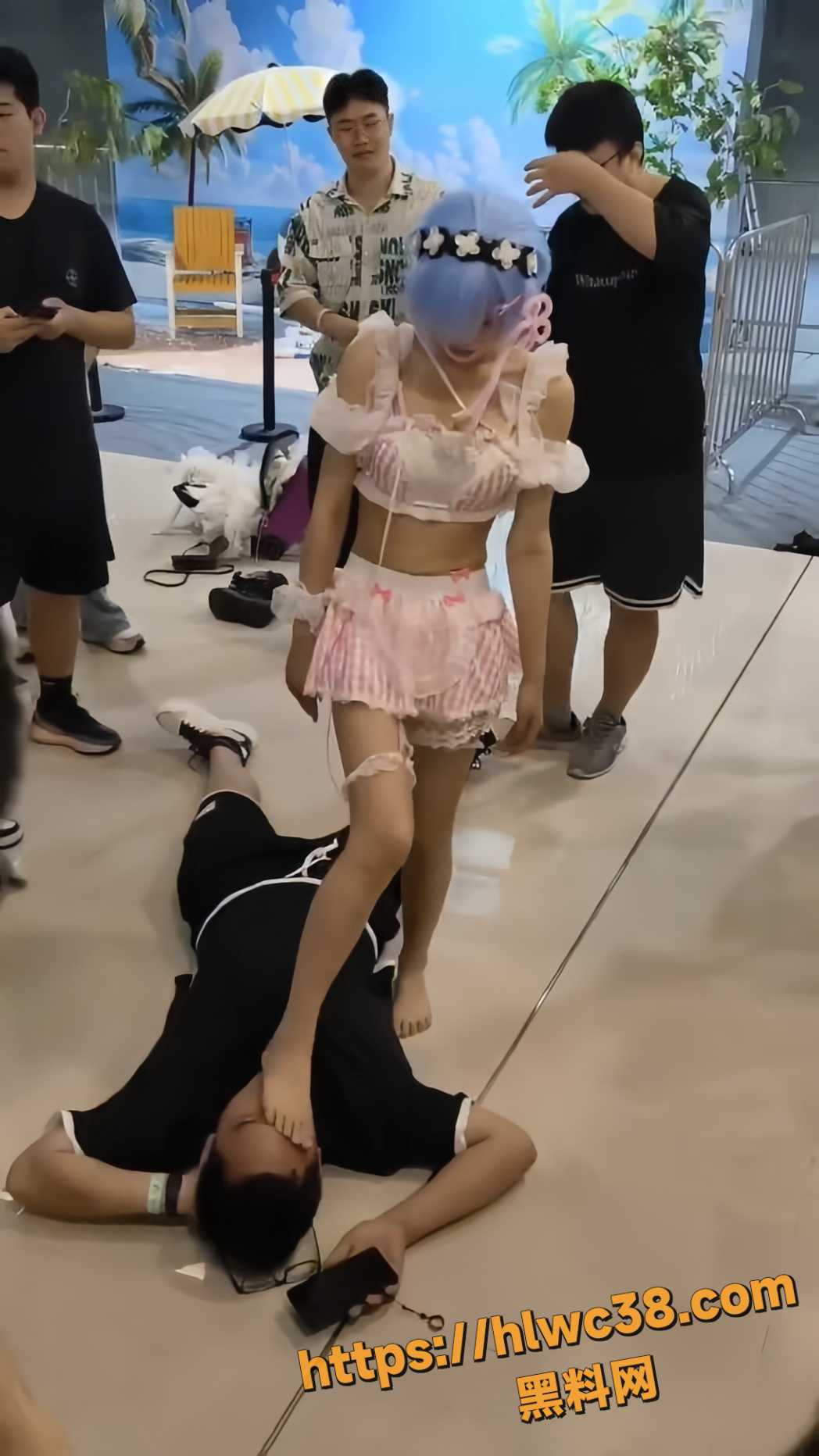 蕾姆coser丝足踩屌洗面5
