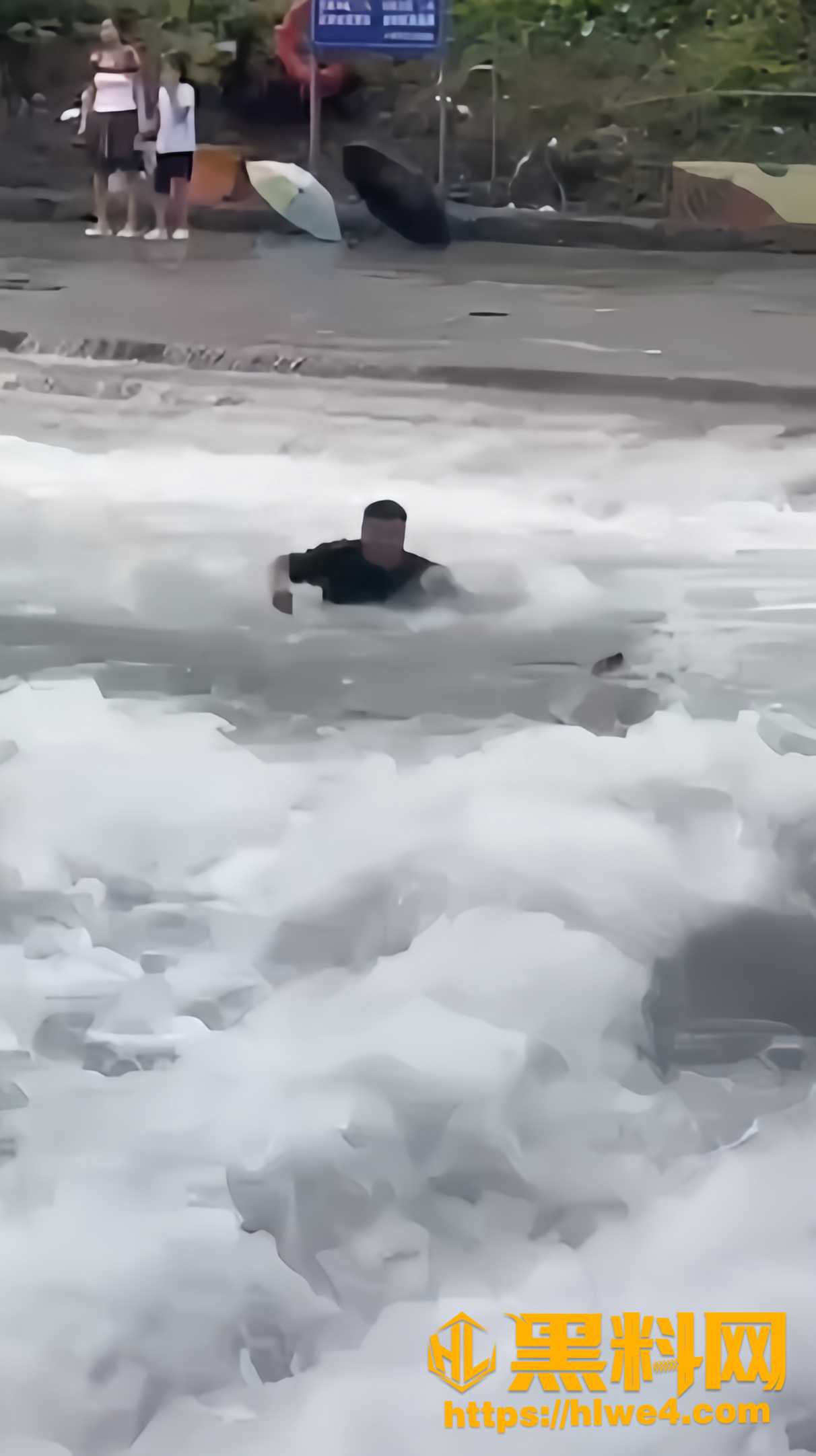 余杭区径山镇水中救人视频2