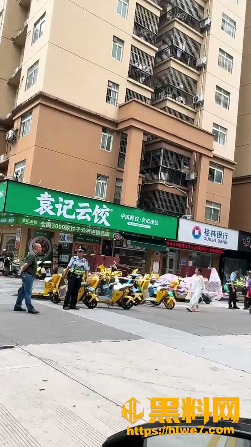 广西南宁女子裸体跳楼事件4